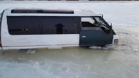 Микроавтобус провалился под лед, Фото: 3