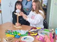 Японских школьниц в Троицком накормили хлебом с солью и научили делать куклы-масленки, Фото: 6