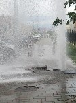 Очередной "фонтан" забил на тротуаре в Южно-Сахалинске, Фото: 1