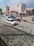 Два "Ниссана" столкнулись на перекрестке в Южно-Сахалинске, Фото: 7