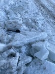 Ледяная глыба с крыши разбила козырёк крыльца дома в Луговом, Фото: 3