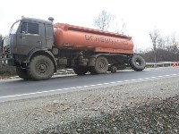 На трассе Южно-Сахалинск - Холмск у бензовоза оторвало колесо, Фото: 3