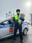 Инспекторы ДПС подарили сахалинкам цветы в честь 8 Марта, Фото: 4