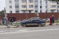 Автомобиль снес дорожное ограждение на проспекте Мира в Южно-Сахалинске, Фото: 1