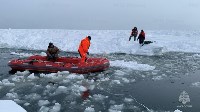 На Сахалине спасатели сняли со льдины троих рыбаков, Фото: 3