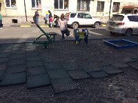 Жители Макарова боятся отпускать детей играть на площадке с безопасным покрытием , Фото: 1