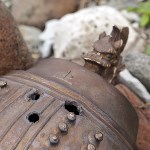 Японский храмовый колокол со следами от пуль нашли на берегу Сахалина, Фото: 4