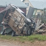 Универсал разбился и снёс остановку в Ногликах, Фото: 1