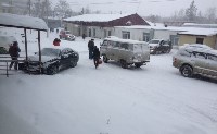 Медицинский УАЗ и Toyota Verossa столкнулись на территории Сахалинской областной больницы, Фото: 1