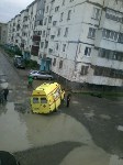 Единственный в городе реанимационный автомобиль застрял в одном из дворов Южно-Сахалинска , Фото: 2