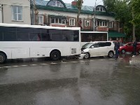 Toyota врезалась в междугородний автобус в Южно-Сахалинске, Фото: 1