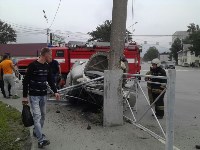 Toyota Platz врезался в дорожное ограждение в Южно-Сахалинске, Фото: 7
