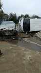 Два человека пострадали при столкновении грузовика и седана в Ногликах, Фото: 8
