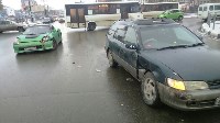 Две "Тойоты" столкнулись на перекрестке в Южно-Сахалинске, Фото: 3