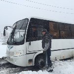 Застрявший в Синегорске автобус пришлось вытаскивать с помощью трактора, Фото: 1