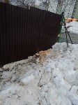 Рабочие в Южно-Сахалинске срубили у школы четыре ивы, Фото: 2