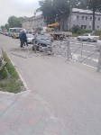 Автомобиль снес дорожное ограждение на проспекте Мира в Южно-Сахалинске, Фото: 6