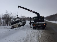 Два автомобиля вылетели в кювет на юге Сахалина, Фото: 3