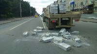 Тягач рассыпал бордюрный камень в центре Южно-Сахалинска, Фото: 2