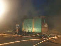 Взрослых и детей эвакуировали ночью из горящего дома в Южно-Сахалинске, Фото: 5