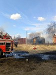 Гаражи сгорели из-за вспыхнувшей травы в Поронайском районе , Фото: 2
