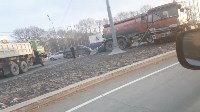 Бензовоз и минивэн столкнулись в Южно-Сахалинске, Фото: 1
