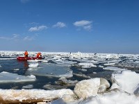Сахалинских рыбаков унесло на льдинах в заливе Мордвинова, Фото: 1