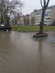 Один из дворов в центре Южно-Сахалинска превратился в реку, Фото: 3