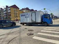Кроссовер и грузовик столкнулись на перекрёстке в Южно-Сахалинске, Фото: 2