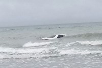 Автомобиль затопило на пляже в Стародубском, Фото: 1