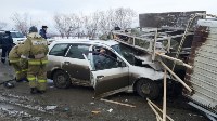 Два человека пострадали при столкновении универсала и грузовика в Южно-Сахалинске, Фото: 14