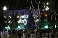 Шествием Дедов Морозов и огнем открыли новогоднюю елку в Ногликах, Фото: 1