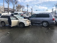 При столкновении "Лексуса" и "Тойоты" в Южно-Сахалинске пострадал мужчина, Фото: 1