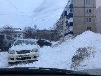 Несколько автомобилей пострадали от сошедшего с крыш снега в Южно-Сахалинске, Фото: 2