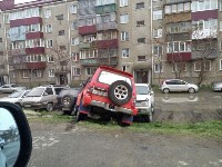 Автомобиль без водителя врезался в припаркованные машины в Корсакове, Фото: 2