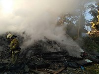Расселенный дом тушат пожарные в Южно-Сахалинске, Фото: 3