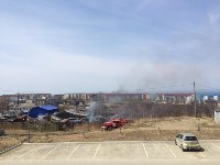 У жилых домов в Корсакове вспыхнула трава, Фото: 3