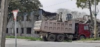 Экскаватор сносил дом в Новоалександровске и опрокинулся, Фото: 1