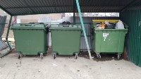 В Аниве седан протаранил площадку для сбора мусора, Фото: 2