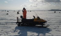 Сахалинские спасатели обеспечивают безопасность рыбаков на льду в заливе Мордвинова   , Фото: 4