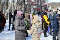 «Мама, я надел шапку!»: молодежь Сахалина прошлась по городу с поздравлениями, Фото: 6