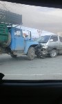 ЗИЛ и микроавтобус столкнулись в Южно-Сахалинске, Фото: 1