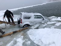 Автомобиль провалился под лед на протоке озера Изменчивого, Фото: 1