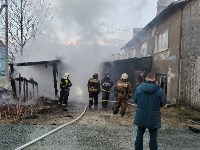 Пожар в жилом доме тушат в Луговом, Фото: 5