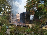 Расселенный дом тушат пожарные в Южно-Сахалинске, Фото: 2
