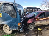 Два человека пострадали при лобовом столкновении такси и ас-машины в Южно-Сахалинске, Фото: 4