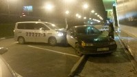В Южно-Сахалинске такси вылетело с дороги и врезалось в два припаркованных автомобиля, Фото: 2