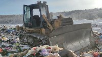 Бульдозер загорелся на мусорном полигоне в Тымовском районе, Фото: 1