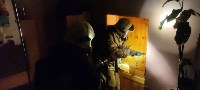 Учебный "пожар" на сцене Дома культуры в Тымовском районе "потушили" огнеборцы, Фото: 1