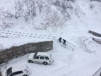 Жители Холмска вынуждены рисковать и карабкаться по заметенной снегом лестнице, Фото: 5